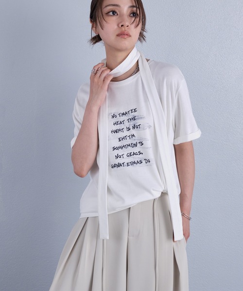 murea(ミュレア)の「スカーフ付き手書き風ロゴプリント半袖Tシャツ(Tシャツ/カットソー・レディース・チャコールグレー/グレー/ホワイト・FREE)」の6枚目の写真