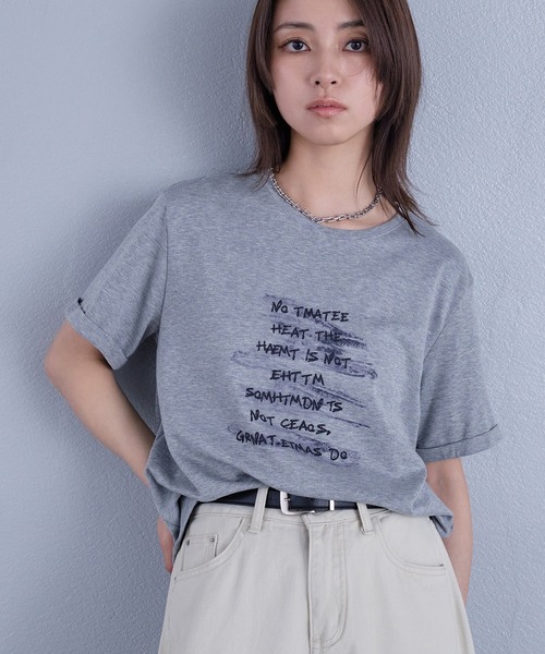 murea(ミュレア)の「スカーフ付き手書き風ロゴプリント半袖Tシャツ(Tシャツ/カットソー・レディース・チャコールグレー/グレー/ホワイト・FREE)」の10枚目の写真