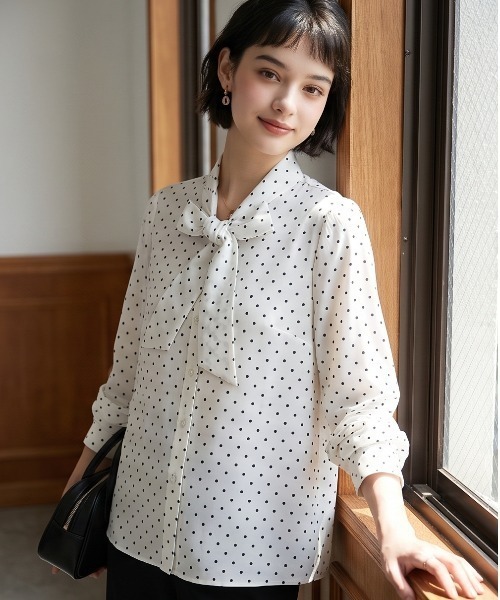 Sew loop(ソーループ)の「ドット柄ボータイブラウス(シャツ/ブラウス・レディース・ブラック/オフホワイト/ネイビー・FREE)」の2枚目の写真