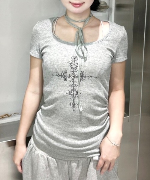 Never mind the XU / Chikashitsu+(ネバーマインド ザ エックスユー / チカシツプラス)の「【nmtc+】Mika Cross Shirring Tee Scarf Set / 【エヌエムティーシープラス】ミカクロススカーフシャーリング半袖Tシャツ(Tシャツ/カットソー・レディース・グレー・ONE SIZE)」の1枚目の写真