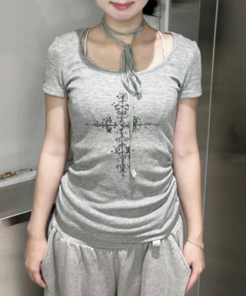 Never mind the XU / Chikashitsu+(ネバーマインド ザ エックスユー / チカシツプラス)の「【nmtc+】Mika Cross Shirring Tee Scarf Set / 【エヌエムティーシープラス】ミカクロススカーフシャーリング半袖Tシャツ(Tシャツ/カットソー・レディース・グレー・ONE SIZE)」の2枚目の写真