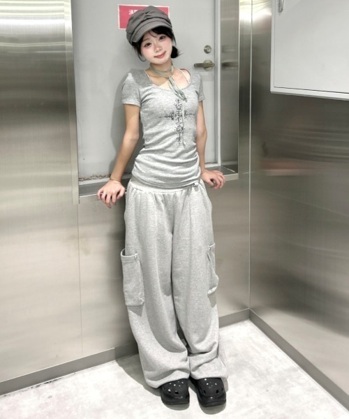 Never mind the XU / Chikashitsu+(ネバーマインド ザ エックスユー / チカシツプラス)の「【nmtc+】Mika Cross Shirring Tee Scarf Set / 【エヌエムティーシープラス】ミカクロススカーフシャーリング半袖Tシャツ(Tシャツ/カットソー・レディース・グレー・ONE SIZE)」の3枚目の写真