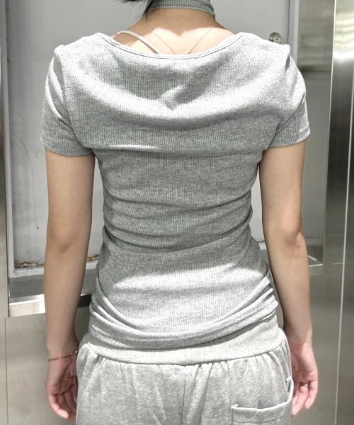Never mind the XU / Chikashitsu+(ネバーマインド ザ エックスユー / チカシツプラス)の「【nmtc+】Mika Cross Shirring Tee Scarf Set / 【エヌエムティーシープラス】ミカクロススカーフシャーリング半袖Tシャツ(Tシャツ/カットソー・レディース・グレー・ONE SIZE)」の6枚目の写真