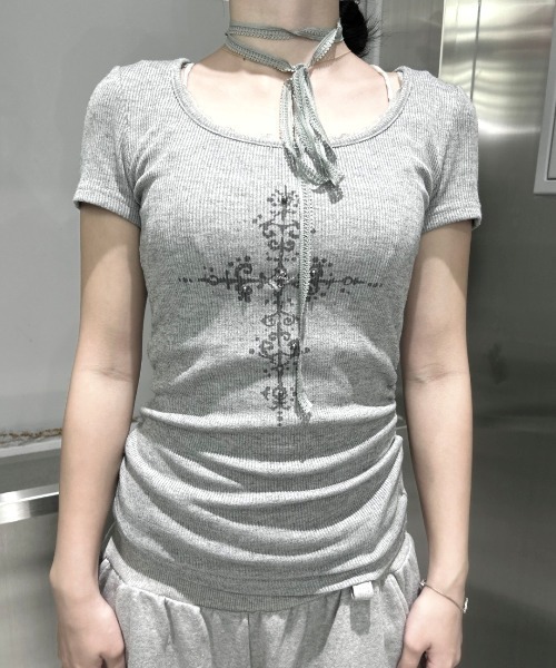 Never mind the XU / Chikashitsu+(ネバーマインド ザ エックスユー / チカシツプラス)の「【nmtc+】Mika Cross Shirring Tee Scarf Set / 【エヌエムティーシープラス】ミカクロススカーフシャーリング半袖Tシャツ(Tシャツ/カットソー・レディース・グレー・ONE SIZE)」の5枚目の写真