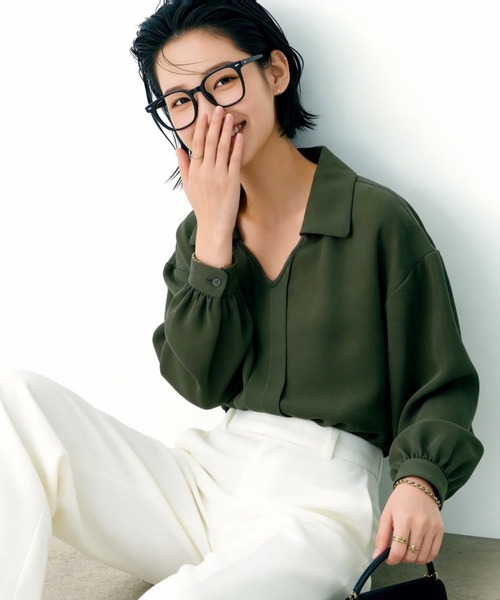 On One's Own(オンワンズオン)の「On One's Own スキッパー風デザイン&ボリュームスリーブブラウス 長袖(シャツ/ブラウス・レディース・オリーブ/グレー/ブラック・FREE)」の3枚目の写真