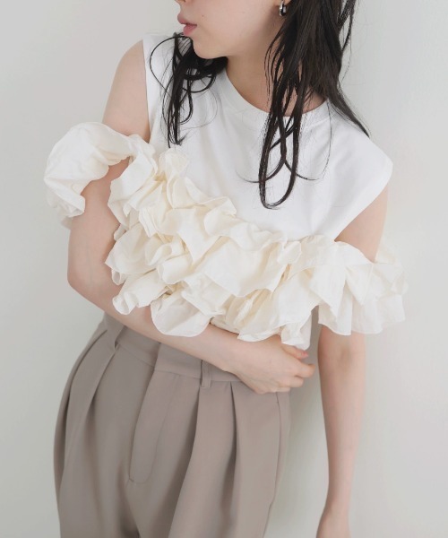 CHUL(チュル)の「ボリュームフリルデザインノースリーブトップス(その他トップス・レディース・グレー/ホワイト/ブラック・FREE)」の1枚目の写真