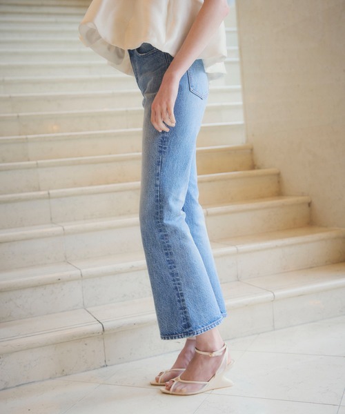EIMY ISTOIRE(エイミーイストワール)の「STRECH FLARE DENIM(デニムパンツ・レディース・ブルー/ライトブルー・23/22/25/24)」の4枚目の写真