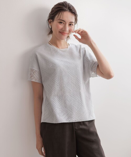 J.PRESS(ジェイプレス)の「【一枚で着映え・シーンレスに活躍】タイルライクレース クルーネック カットソー(Tシャツ/カットソー・レディース・ネイビー系/ホワイト系/ライトグレー系・T15/T13)」の2枚目の写真