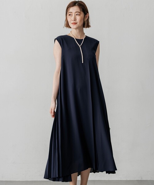 23区(ニジュウサンク)の「シフォンパーツプリーツ ドレス(ドレス・レディース・ブラック系/ネイビー系・38/40)」の1枚目の写真