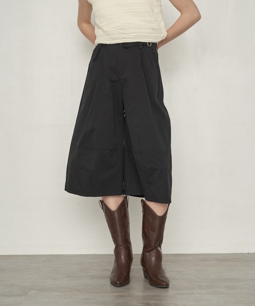 uchi.(ウチ)の「ウエストベルト付きバルーンハーフパンツ(その他パンツ・レディース・ブラック/ベージュ・MEDIUM/LARGE)」の1枚目の写真