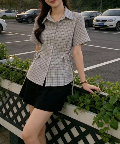 Chiina（チーナ）の「【Chiina】サイドリボンチェック半袖シャツ（シャツ/ブラウス・レディース・ホワイト/ベージュ/ライトブルー/ブラック・FREE）」の2枚目の写真