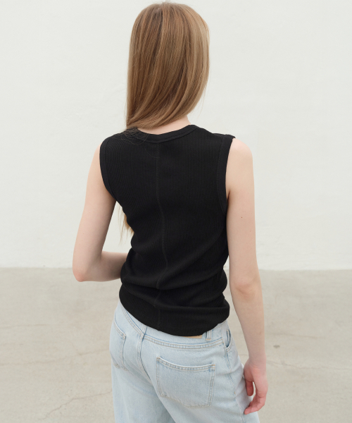 LEVAR（レバー）の「Crew-neck Sleeveless Top - Black（Tシャツ/カットソー・レディース・その他・FREE）」の3枚目の写真