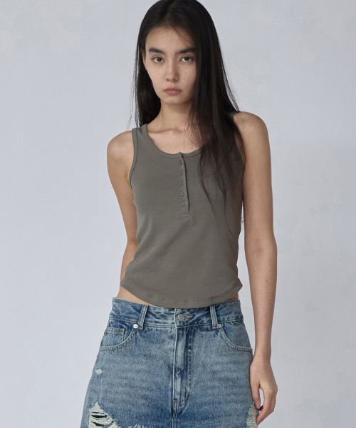 RENSE(レンセ)の「Button Henley Neck Sleeveless Khaki(Tシャツ/カットソー・レディース・その他・OS)」の1枚目の写真