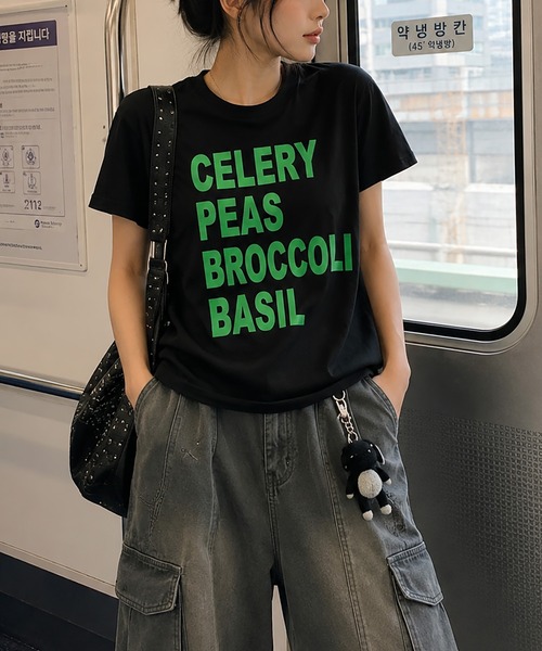 SPINNS(スピンズ)の「カラフル半袖Tシャツ/メッセージロゴ/ストリート女子(Tシャツ/カットソー・レディース・イエロー/ブルー/ブラック/ピンク/オフホワイト・ONESIZE)」の3枚目の写真