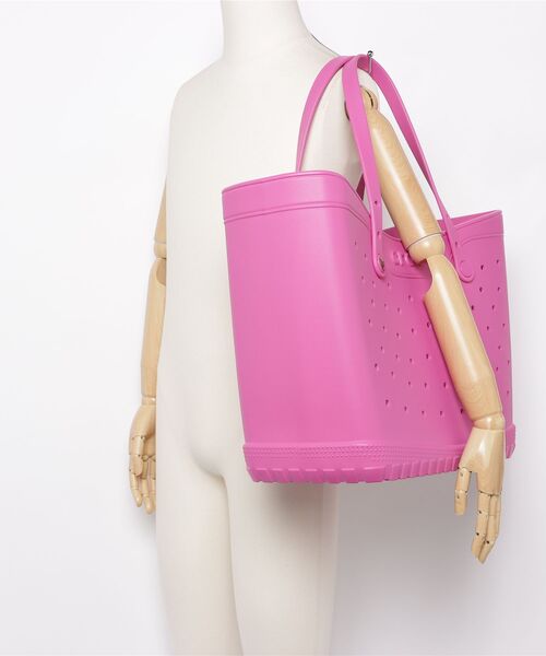 crocs（クロックス）の「クロックス crocs Crocs Classic Tote (Large)（トートバッグ・メンズ・チェリーピンク・ONE SIZE）」の8枚目の写真