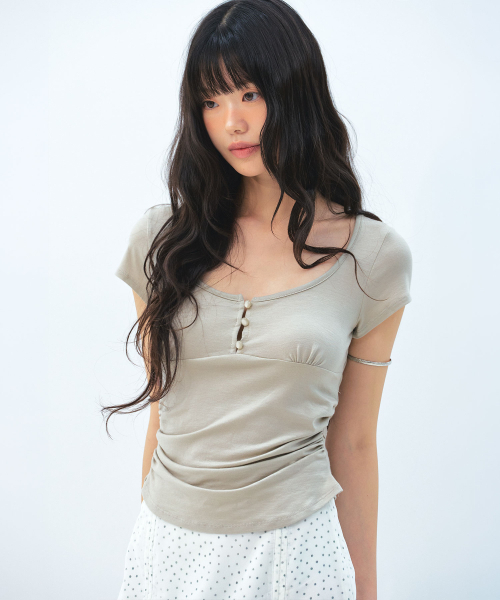 LIE MEQUE(リメーク)の「リボンタイスクエアネックシャーリングTシャツベージュ(Tシャツ/カットソー・レディース・ベージュ・SMALL/MEDIUM)」の1枚目の写真