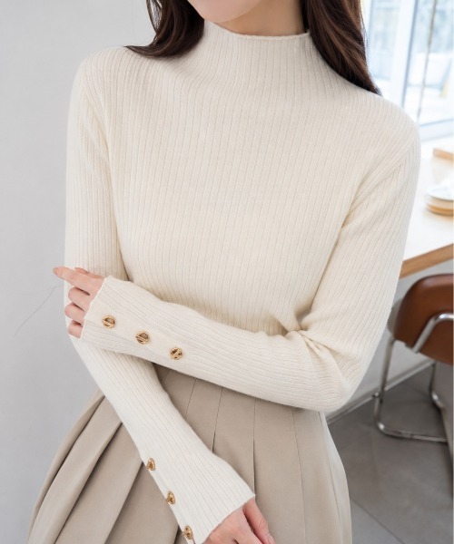 Mku Ekta(ムクエクタ)の「袖デザインボタン付きリブハイネックセーター(ニット/セーター・レディース・アイボリー/ホワイト/ベージュ/ブラック・FREE)」の2枚目の写真