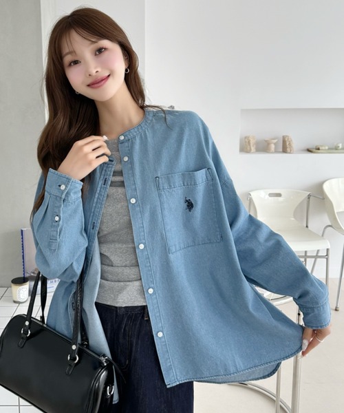 U.S. POLO ASSN.（ユーエスポロアッスン）の「【Ada.別注 U.S.POLO ASSN.】バンドカラー オーバーサイズ デニム シャツ（シャツ/ブラウス・レディース・ネイビー/ブルー/ライトブルー・M/L）」の2枚目の写真