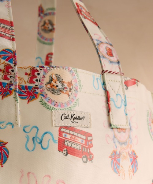 Cath Kidston(キャスキッドソン)の「ラージ ブックバッグ London Crest(トートバッグ・レディース・クリーム・FREE)」の3枚目の写真