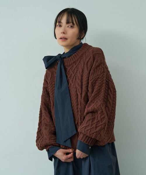 abahouse mavie(アバハウスマヴィ)の「【ベッキーコラボ】ケーブル編みニット(ニット/セーター・レディース・ブラウン/アイボリー/チャコールグレー・フリー)」の5枚目の写真