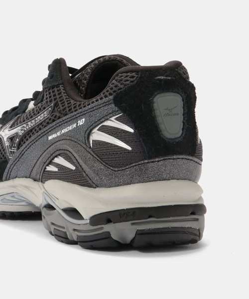 IENA(イエナ)の「《WEB/一部店舗限定》MIZUNO/ミズノ WAVE RIDER 10 スニーカー D1GA2611(スニーカー・レディース・チャコールグレー/ベージュ・24cm/23.5cm/23cm/24.5cm)」の6枚目の写真