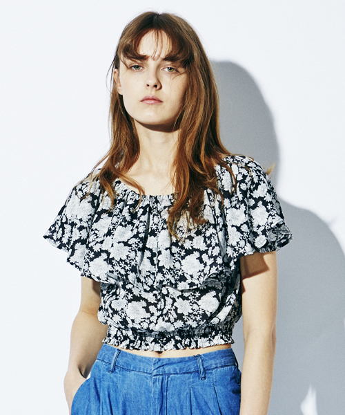 E hyphen world gallery（イーハイフンワールドギャラリー）の「SS フリル花柄ブラウス（シャツ/ブラウス・レディース・ブラック/ブルー・FREE）」の2枚目の写真