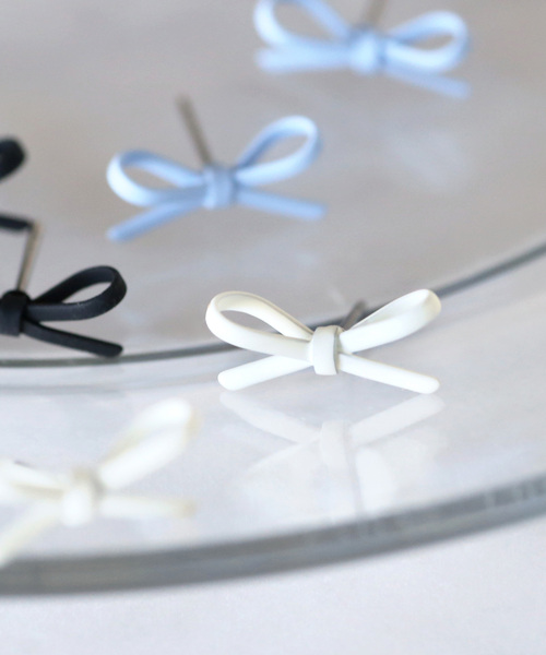 ANEMONE（アネモネ）の「マットカラーリボンピアス（ピアス（両耳用）・レディース・ライトブルー/ブラック/アイボリー/ネイビー/ライトグレー/ゴールド・FREE）」の14枚目の写真