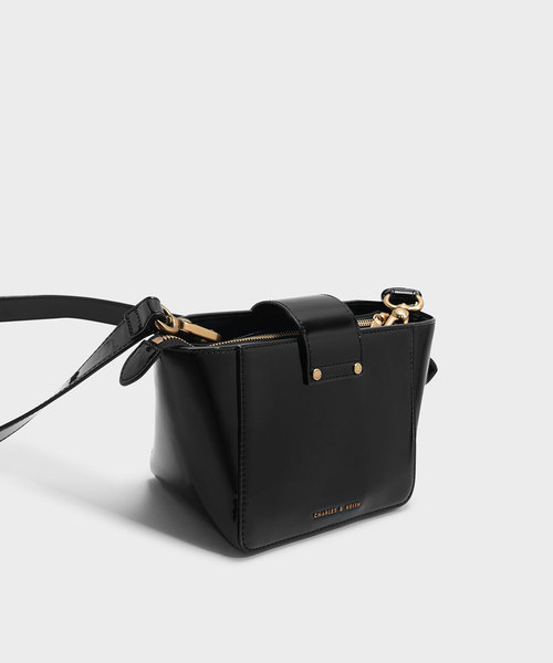 CHARLES & KEITH（チャールズ & キース）の「サーキュラーディテールクロスボディバッグ / CIRCULAR DETAIL