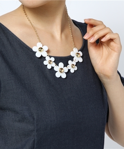 WEGO（ウィゴー）の「WEGO/フラワーネックレス（ネックレス・レディース・ホワイト/ブラック/サックスブルー・FREE）」の4枚目の写真