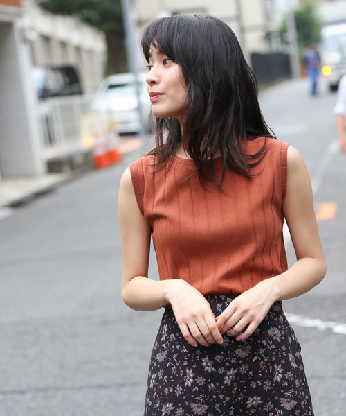 LAKOLE（ラコレ）の「ワイドリブスリーブレスTシャツ / LAKOLE（タンクトップ・レディース・ベージュ/ブラウン/キャメル/レッド/ブラック/オフホワイト・SMALL/MEDIUM）」の4枚目の写真