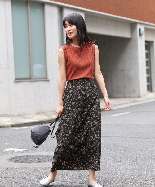 LAKOLE（ラコレ）の「ワイドリブスリーブレスTシャツ / LAKOLE（タンクトップ・レディース・ベージュ/ブラウン/キャメル/レッド/ブラック/オフホワイト・SMALL/MEDIUM）」の11枚目の写真