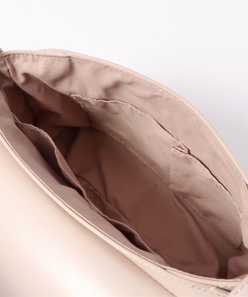 natural couture（ナチュラルクチュール）の「グロスショルダーバッグ（ショルダーバッグ・レディース・ブラック/ベージュ/ベージュ系その他・FREE）」の7枚目の写真