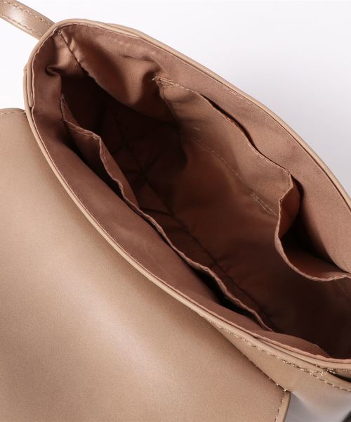 natural couture（ナチュラルクチュール）の「グロスショルダーバッグ（ショルダーバッグ・レディース・ブラック/ベージュ/ベージュ系その他・FREE）」の4枚目の写真