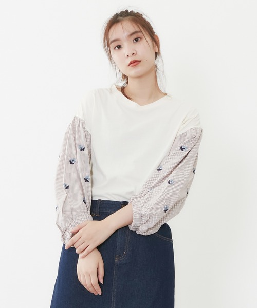 POU DOU DOU（プードゥドゥ）の「フラワー刺繍スリーブトップス（Tシャツ/カットソー・レディース・ダークグレー/ライトベージュ/アイボリー・3）」の2枚目の写真