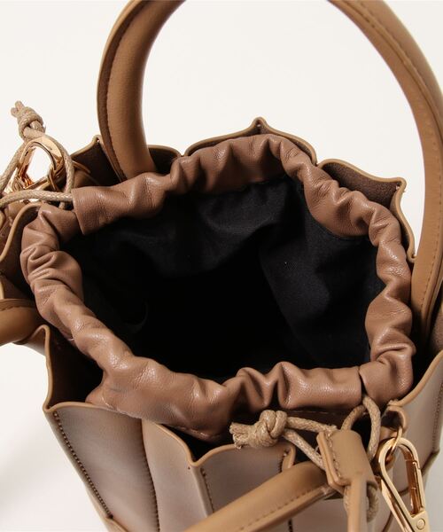 Chillfar（チルファー）の「2wayフェイクレザープリーツハンドバッグ/ショルダーバッグ/インナー巾着付き/ミニカヌレバッグ（ハンドバッグ・レディース・ホワイト/ブラック/ベージュ・FREE）」の4枚目の写真