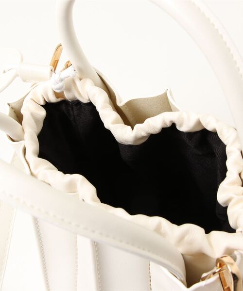 Chillfar（チルファー）の「2wayフェイクレザープリーツハンドバッグ/ショルダーバッグ/インナー巾着付き/ミニカヌレバッグ（ハンドバッグ・レディース・ホワイト/ブラック/ベージュ・FREE）」の6枚目の写真