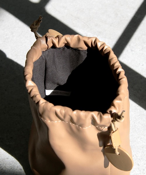 Chillfar（チルファー）の「2wayフェイクレザープリーツハンドバッグ/ショルダーバッグ/インナー巾着付き/ミニカヌレバッグ（ハンドバッグ・レディース・ホワイト/ブラック/ベージュ・FREE）」の19枚目の写真