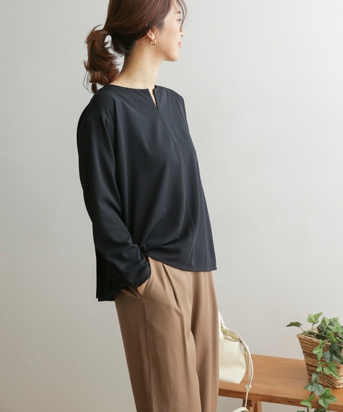 URBAN RESEARCH DOORS（アーバンリサーチドアーズ）の「バックプリーツロングスリーブブラウス（シャツ/ブラウス・レディース・オフホワイト/ネイビー/グレー系その他・ONE）」の5枚目の写真