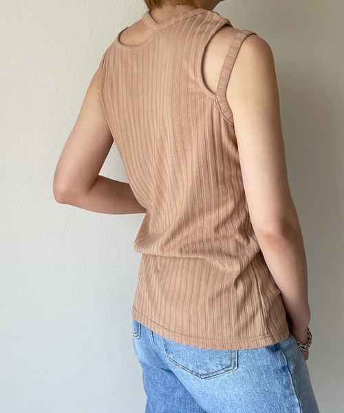 y/m by misato(イムバイミサト)の「デザインリブトップス(タンクトップ・レディース・オフホワイト/ブラック/ベージュ・FREE)」の9枚目の写真