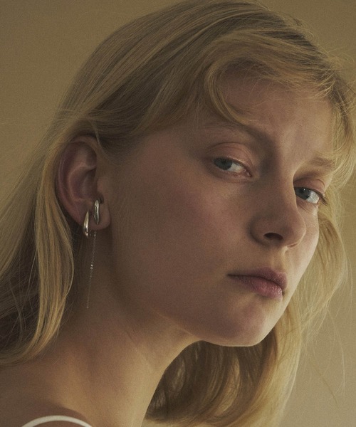 ADAM ET ROPE'(アダムエロペ)の「【ucalypt】【WEB限定】Deformation earrings(両耳)(イヤリング・レディース・シルバー/ゴールド・FREE)」の1枚目の写真