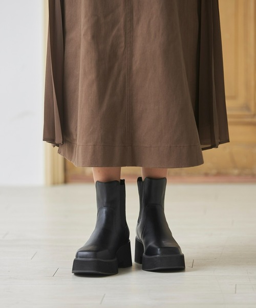 Fabby fabby（ファビィーファビィー）の「スクエアサイドゴア厚底ショートブーツ（ブーツ・レディース・ブラック/オフホワイト/ブラウン・SMALL/LARGE/MEDIUM）」の16枚目の写真