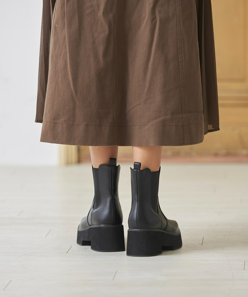 Fabby fabby（ファビィーファビィー）の「スクエアサイドゴア厚底ショートブーツ（ブーツ・レディース・ブラック/オフホワイト/ブラウン・SMALL/LARGE/MEDIUM）」の17枚目の写真