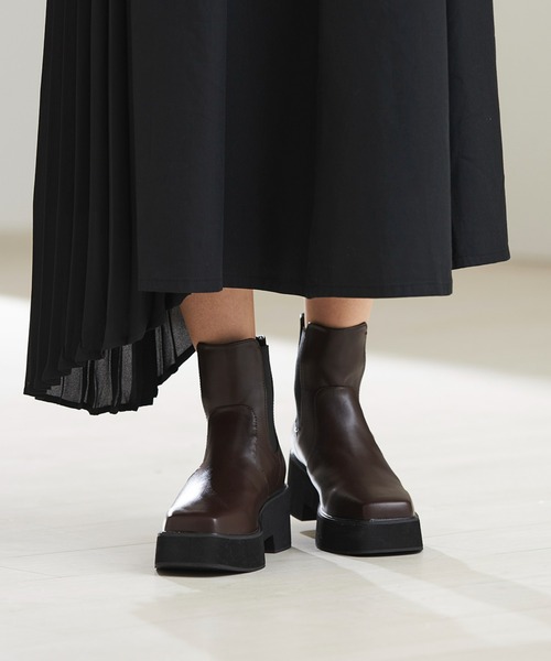 Fabby fabby（ファビィーファビィー）の「スクエアサイドゴア厚底ショートブーツ（ブーツ・レディース・ブラック/オフホワイト/ブラウン・SMALL/LARGE/MEDIUM）」の18枚目の写真