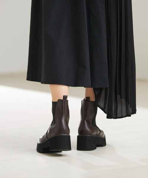 Fabby fabby（ファビィーファビィー）の「スクエアサイドゴア厚底ショートブーツ（ブーツ・レディース・ブラック/オフホワイト/ブラウン・SMALL/LARGE/MEDIUM）」の20枚目の写真