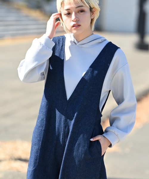 NAVY（ネイビー）の「オーガニックコットン Vネックサロペット（サロペット/オーバーオール・レディース・アイボリー/ブラック/ワンウォッシュ・L/M）」の3枚目の写真