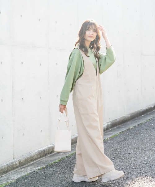 NAVY（ネイビー）の「オーガニックコットン Vネックサロペット（サロペット/オーバーオール・レディース・アイボリー/ブラック/ワンウォッシュ・L/M）」の4枚目の写真