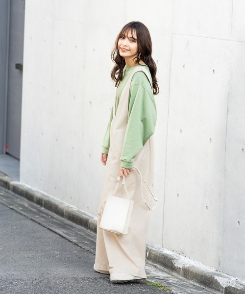 NAVY（ネイビー）の「オーガニックコットン Vネックサロペット（サロペット/オーバーオール・レディース・アイボリー/ブラック/ワンウォッシュ・L/M）」の5枚目の写真