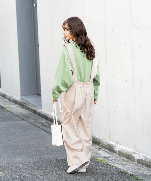 NAVY（ネイビー）の「オーガニックコットン Vネックサロペット（サロペット/オーバーオール・レディース・アイボリー/ブラック/ワンウォッシュ・L/M）」の6枚目の写真