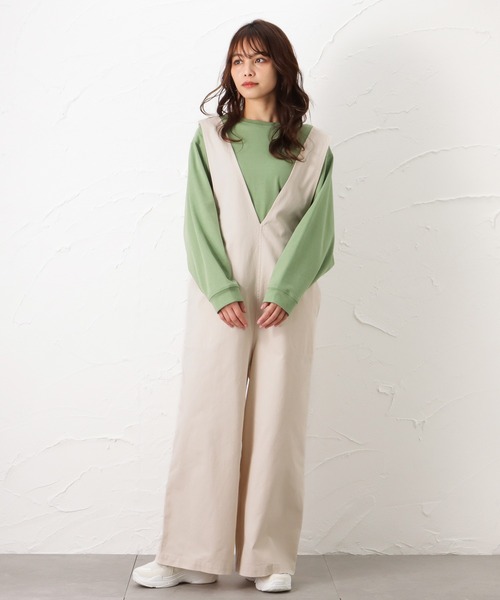 NAVY（ネイビー）の「オーガニックコットン Vネックサロペット（サロペット/オーバーオール・レディース・アイボリー/ブラック/ワンウォッシュ・L/M）」の7枚目の写真