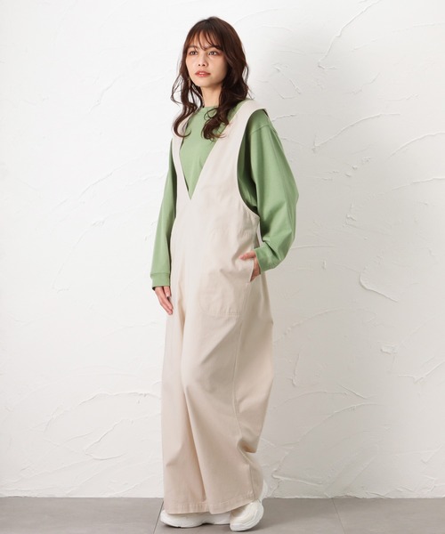 NAVY（ネイビー）の「オーガニックコットン Vネックサロペット（サロペット/オーバーオール・レディース・アイボリー/ブラック/ワンウォッシュ・L/M）」の8枚目の写真